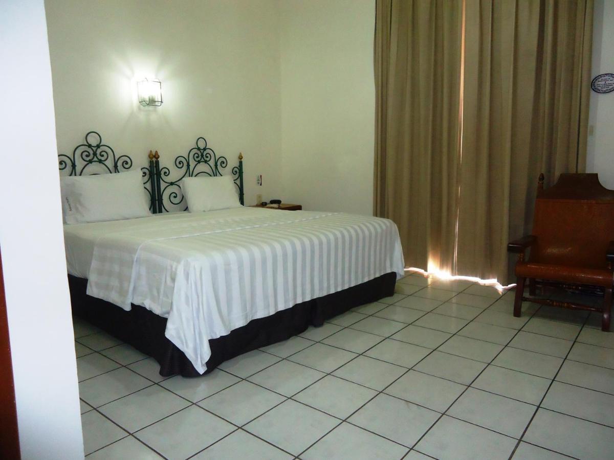 Hotel Concierge Plaza Колима Екстериор снимка